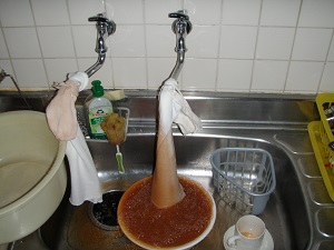 台所（給水管）　洗浄中