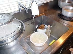 1F 居酒屋　厨房（給水管）洗浄中