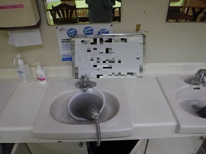 ▼ 食堂の手洗い場　洗浄中