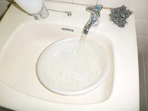 女子トイレ　手洗い水栓（給水管）　洗浄後