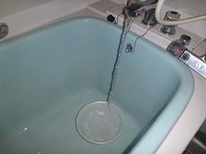 浴室：浴槽（給水管）　洗浄後