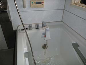 2階 住居　浴室（給湯管）洗浄中　《若干錆色の水が目視できる》