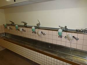 西側廊下の手洗い場　混合栓（給湯管）　洗浄中