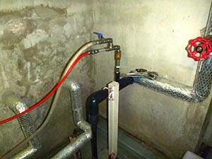 貯水槽の圧送ポンプの後方に打込口設置