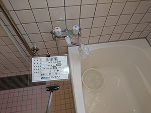 大浴室　シャワー付水栓　（給湯管）　洗浄中