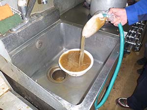 カフェ：厨房（給水管）　洗浄中