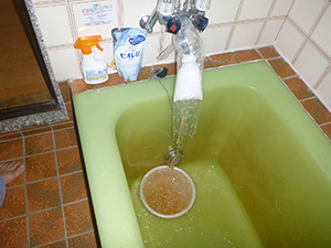 浴室：浴槽（給水管）　洗浄中