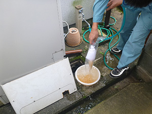 散水栓（給水管）　洗浄中