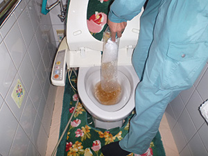 トイレ：洋便器（給水管）　洗浄中