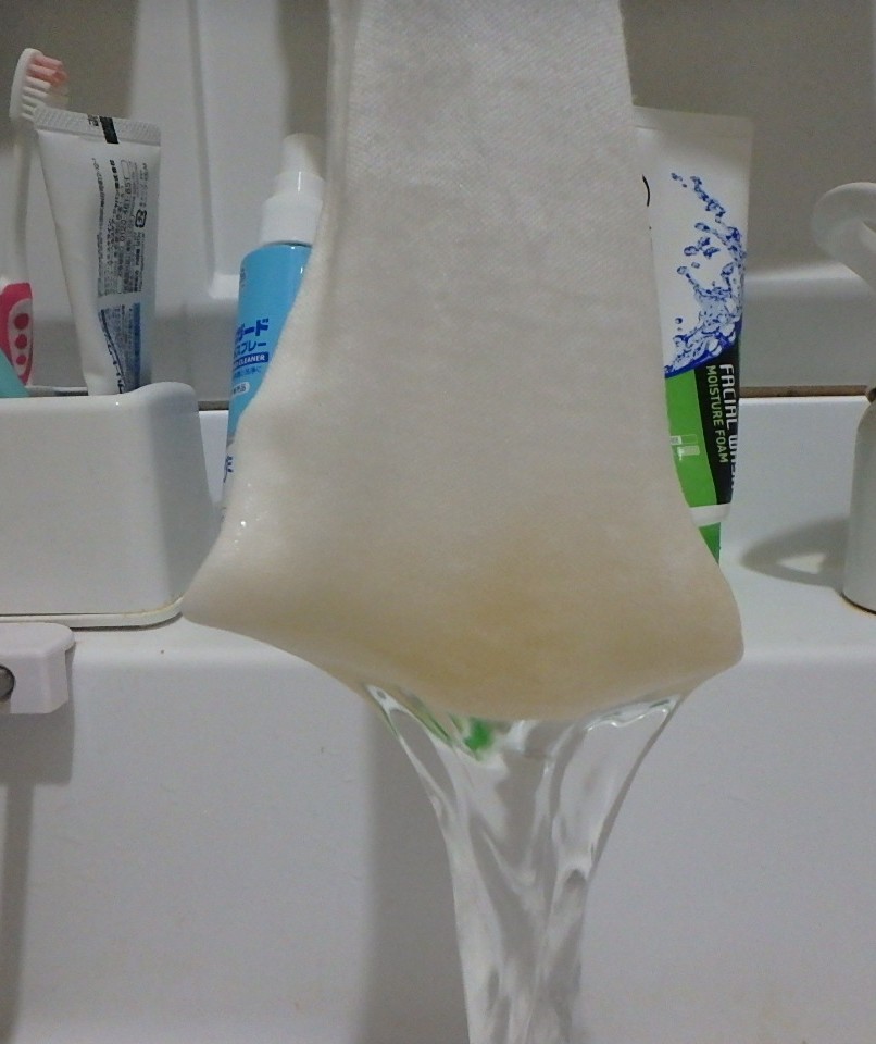 洗面台給湯作業前の調査段階で５分出湯すると、キャッチャー袋がサビ色に変色