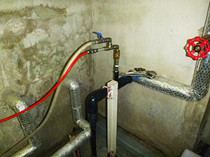 地下　貯水槽　圧縮空気の打込口　設置