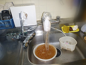 台所水栓（給水管）　洗浄中