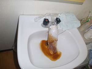 洗面水栓（給水管）　洗浄中