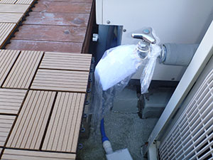 屋上　散水栓（給水管）　洗浄中
